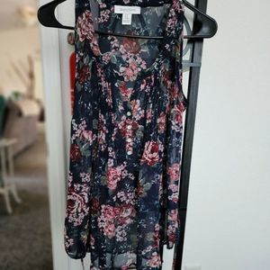 Sleeveless, lightweight, maternity top